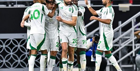 بالصور.. نيران صديقة تلسع مهاجم أهلي جدة