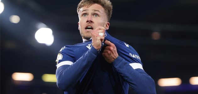 قميص بيليفيلد يزين تمثال هيرمان قبل نهائي الكأس